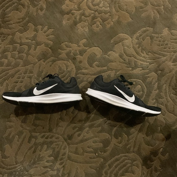 Black Nike running shoes - Picture 2 of 4